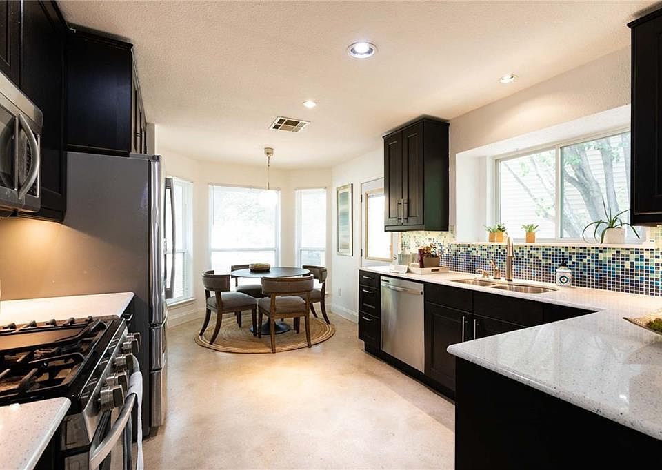 Light filled kitchen with breakfast nook