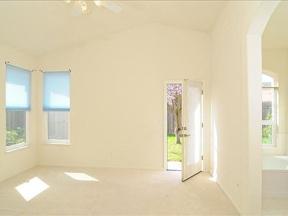 3rd image of 9388 Canmoor Cir