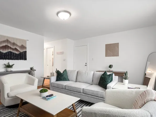 9602 Golf Ter #2E, Des Plaines, IL 60016
