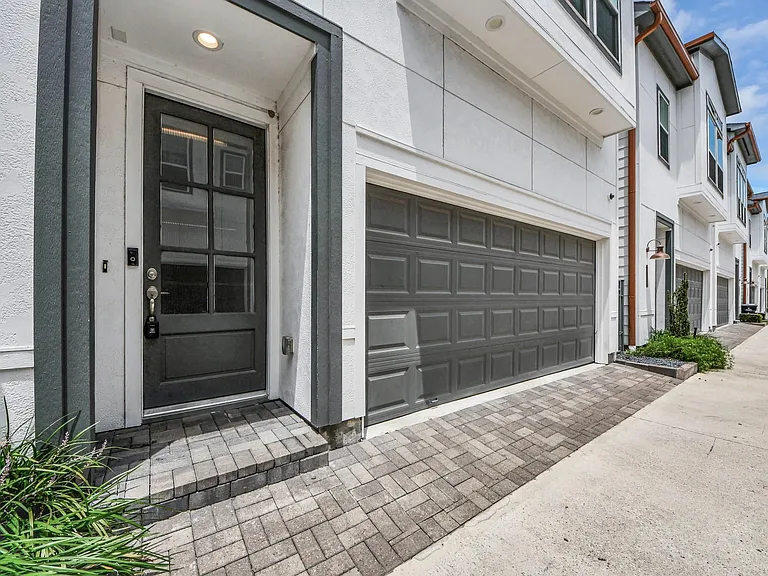 9577 Neuens Rd #B — Photo 2
