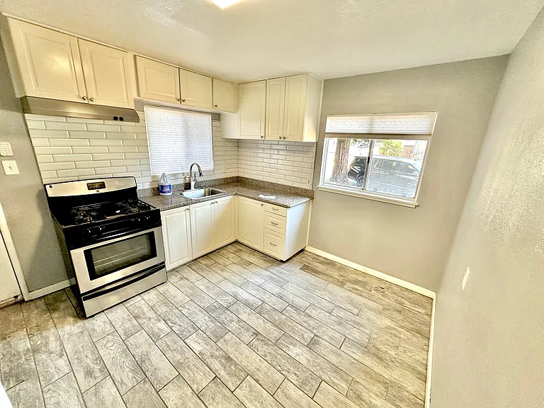 845 E Meadow Ave — Photo 3