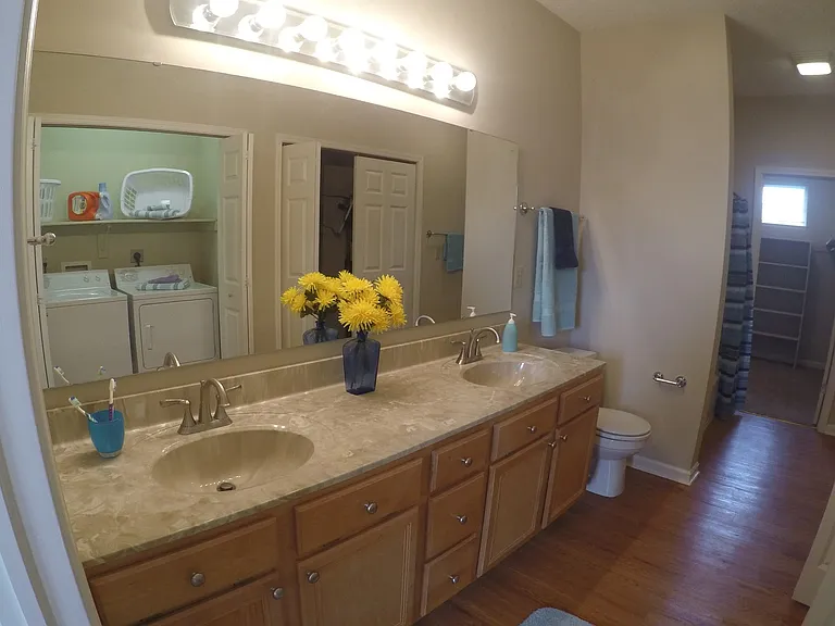 Portledge Commons, 1 and 2 Bedroom apartments, carport, central Lafayette — Photo 10