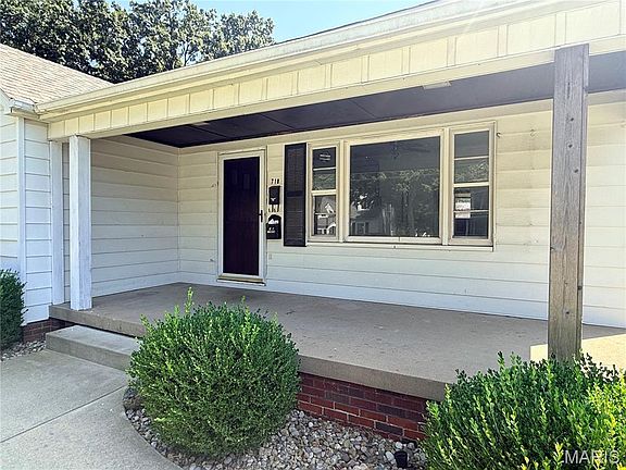 4th image of 718 Maple St
