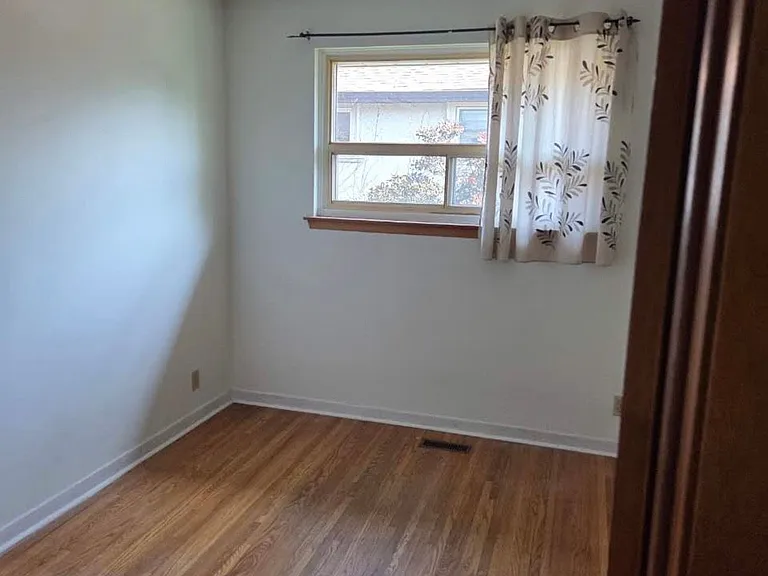 1010 Bloor St — Photo 16