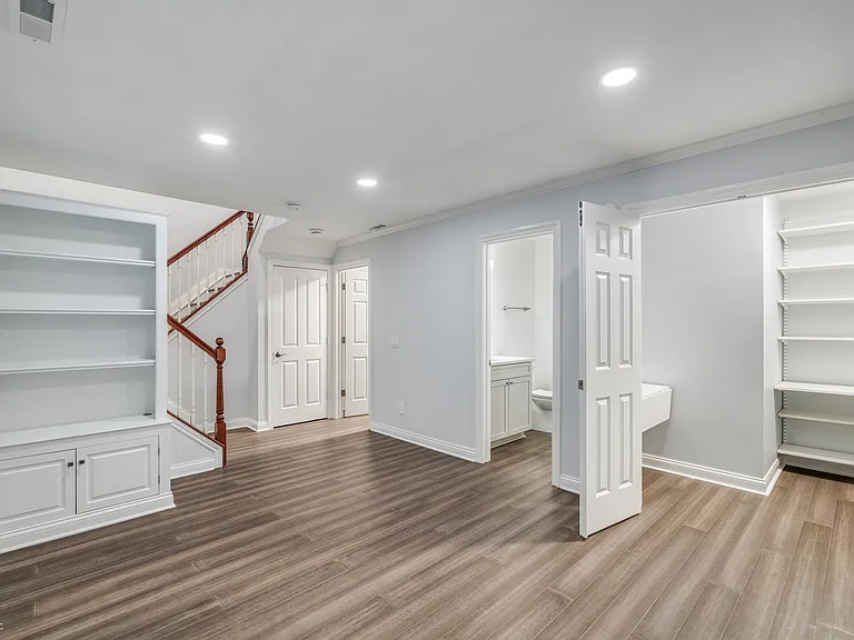 2068 Broughton St — Photo 8
