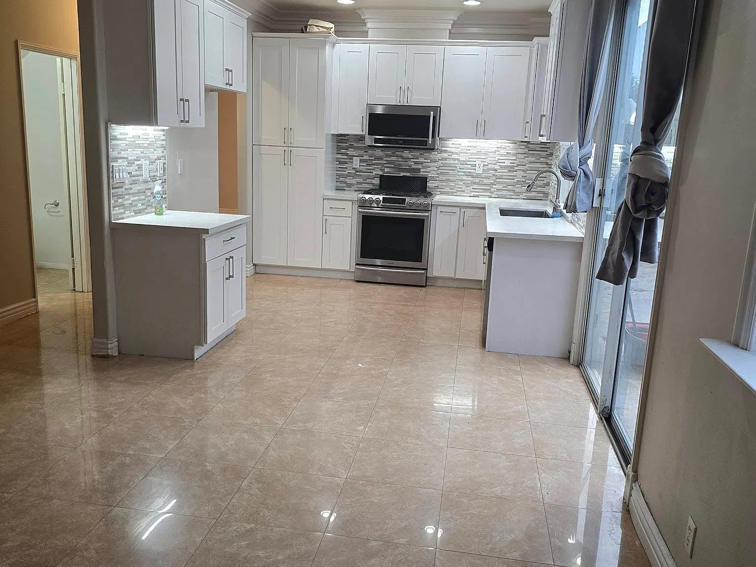 4 bed, 2491 sqft, $4,800 — Photo 4