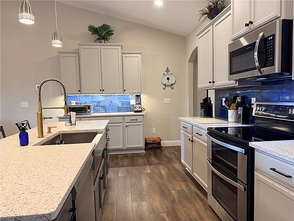5th image of 203 Legacy Ln