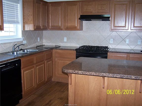 2nd image of 924 Whitewing Ln