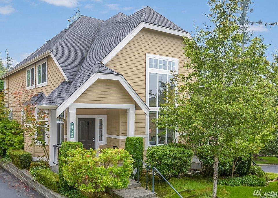 Lakemont Crest's beautiful Bellevue townhome. North facing end unit enjoy the nice clean & quiet neighborhood.