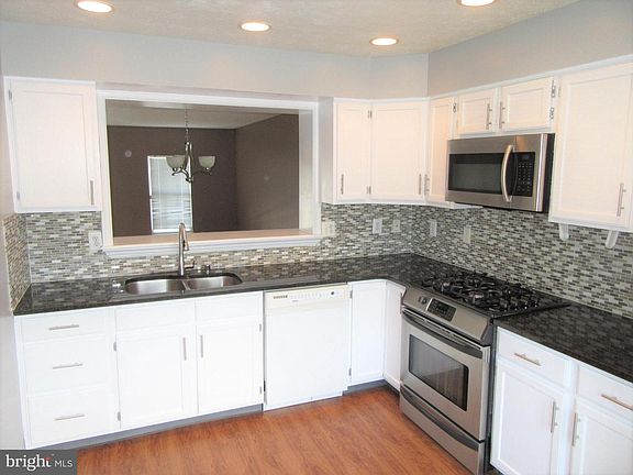 3rd image of 909 Glen Falls Ct