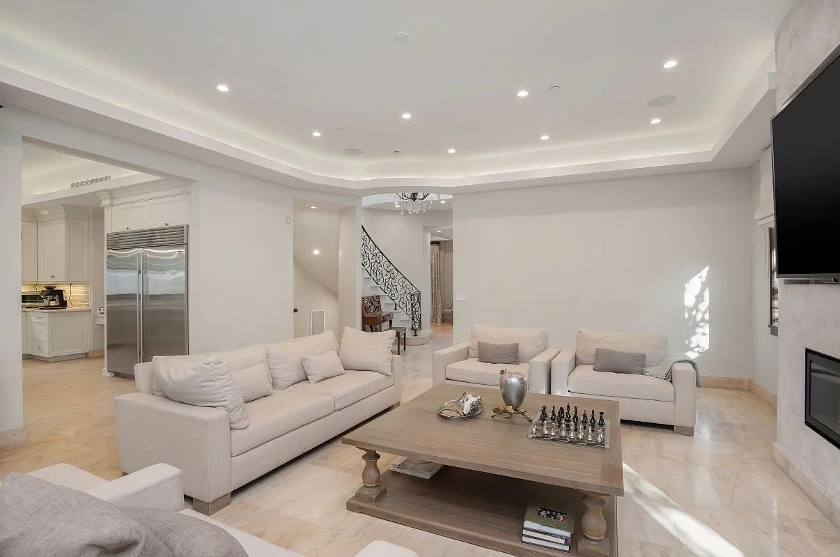6 bed, 7.5 bath, 5700 sqft, $25,000 — Photo 3