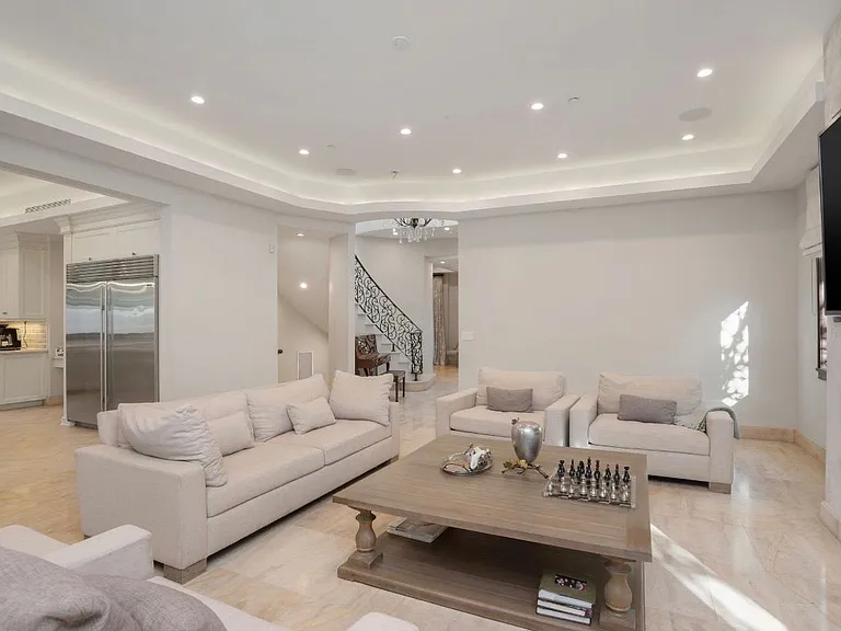 333 S Canon Dr — Photo 3
