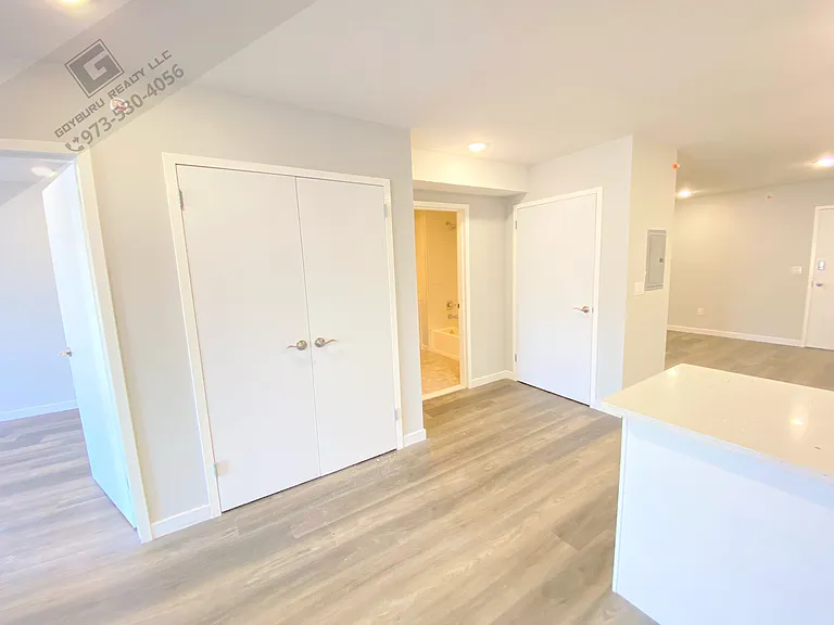 185-189 Broadway Ave #206 — Photo 6