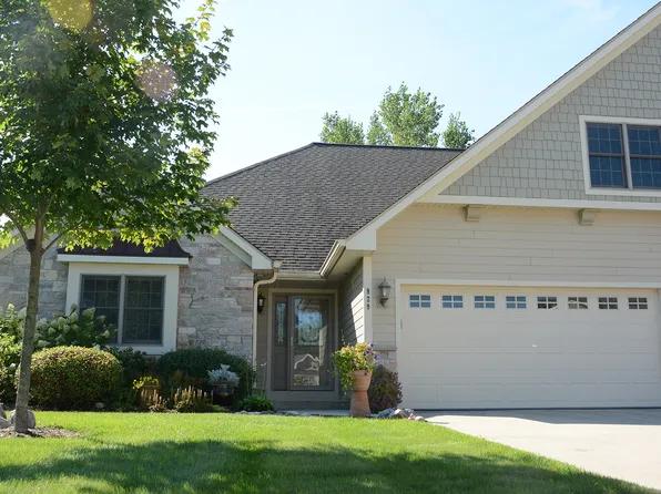 929 Foxland Pl, West Bend, WI 53095