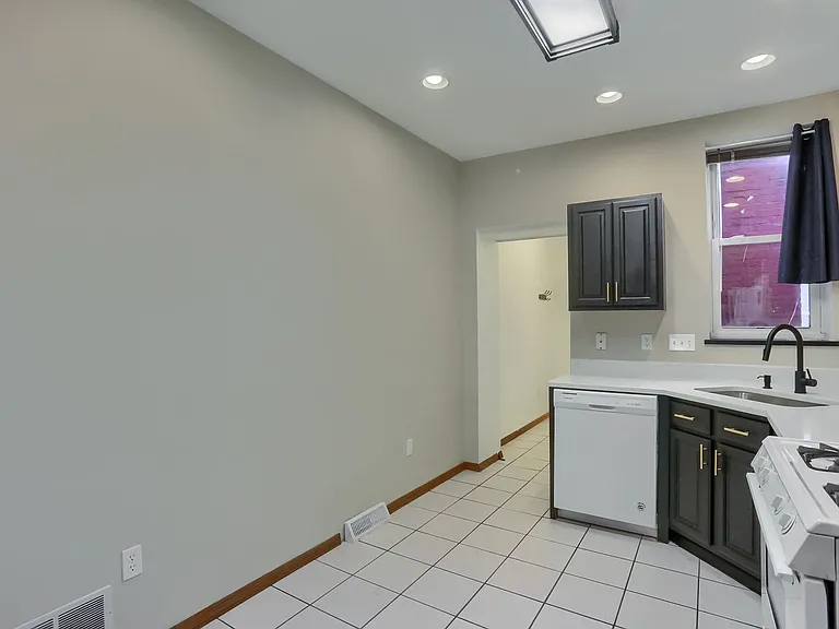2810 Sarah Street — Photo 9