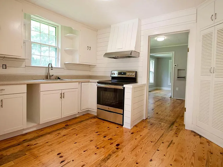 209 Moore Ave — Photo 3