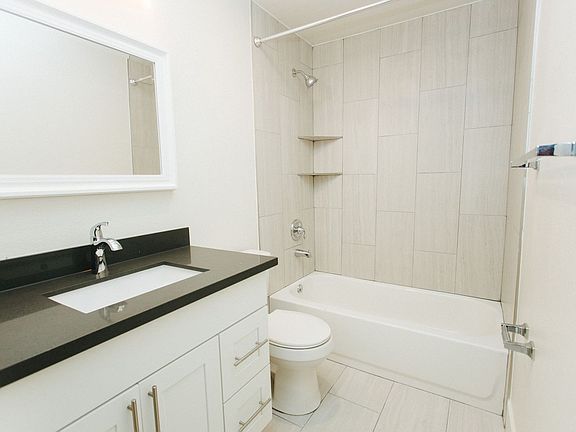 3rd image of 19921 19th Ave NE APT 204