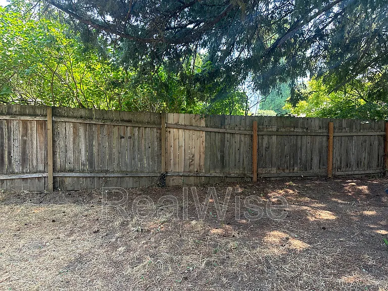 940 SE North St — Photo 44