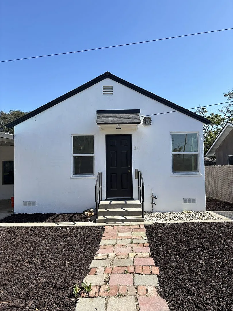 Charming Fully Renovated 1-Bedroom Home Available Now! — Photo 1