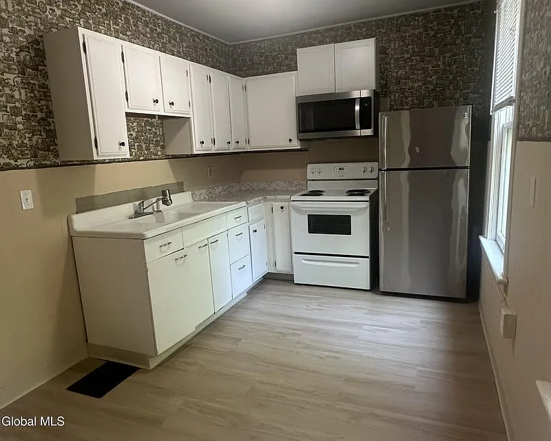 1 bed, 749 sqft, $1,300 — Photo 2