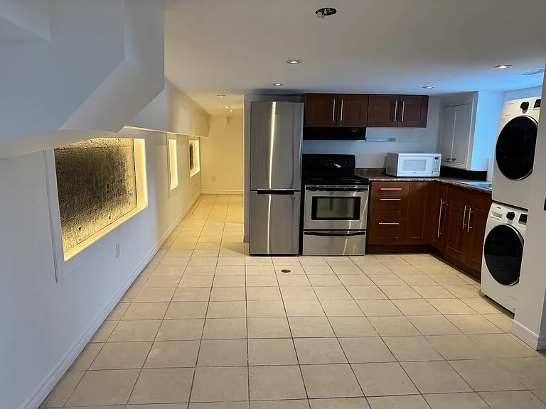 2A Tiverton Ave #2A — Photo 8