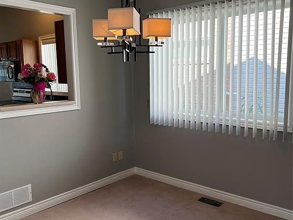 5th image of 9 Erie Glen Cres