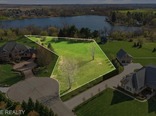 69225 Lake Point Ct, Romeo, MI 48065