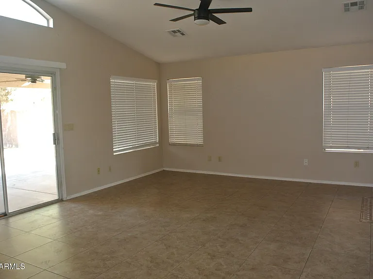 6814 W Louise Dr — Photo 4
