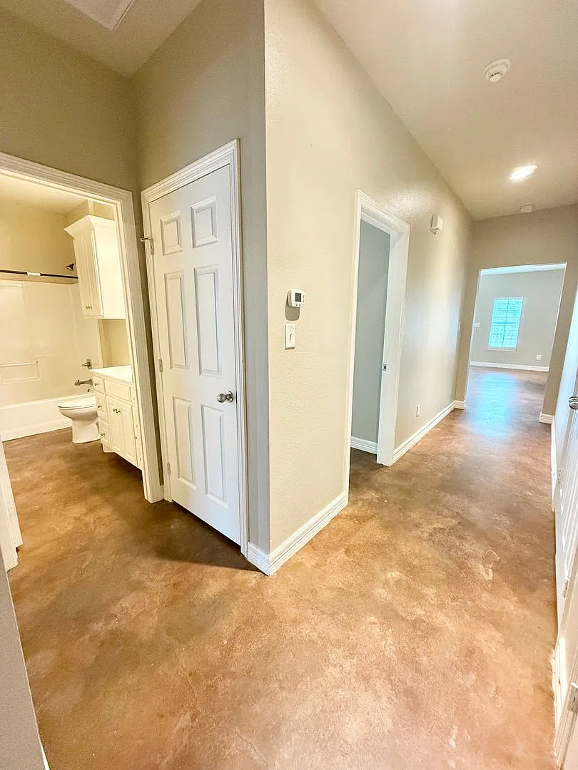 Spacious 3-bed/2-bath with Garage! — Photo 3