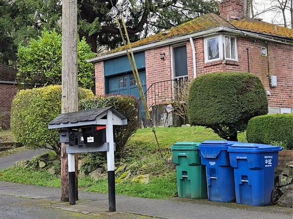 2211 SW Myrtle Street, Seattle, WA 98106