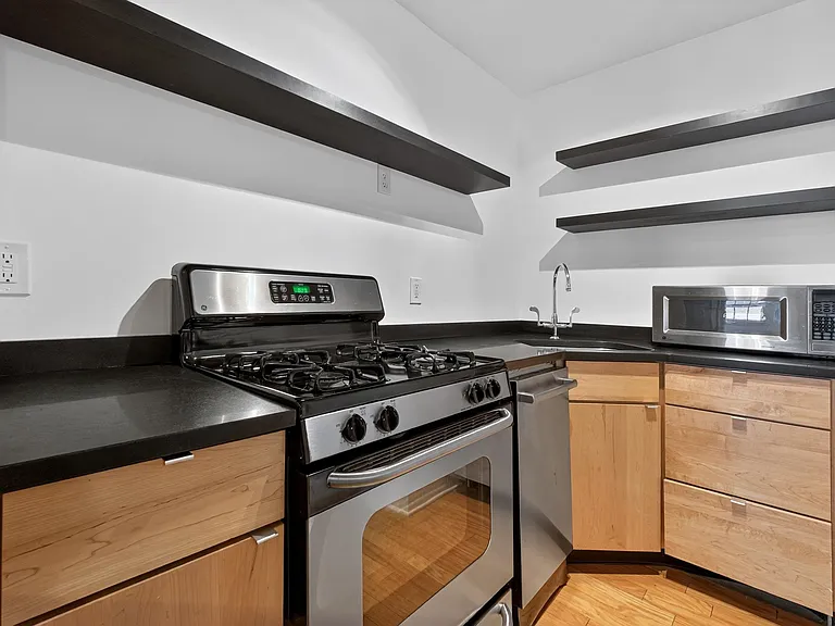 140 Bay St #5E — Photo 8