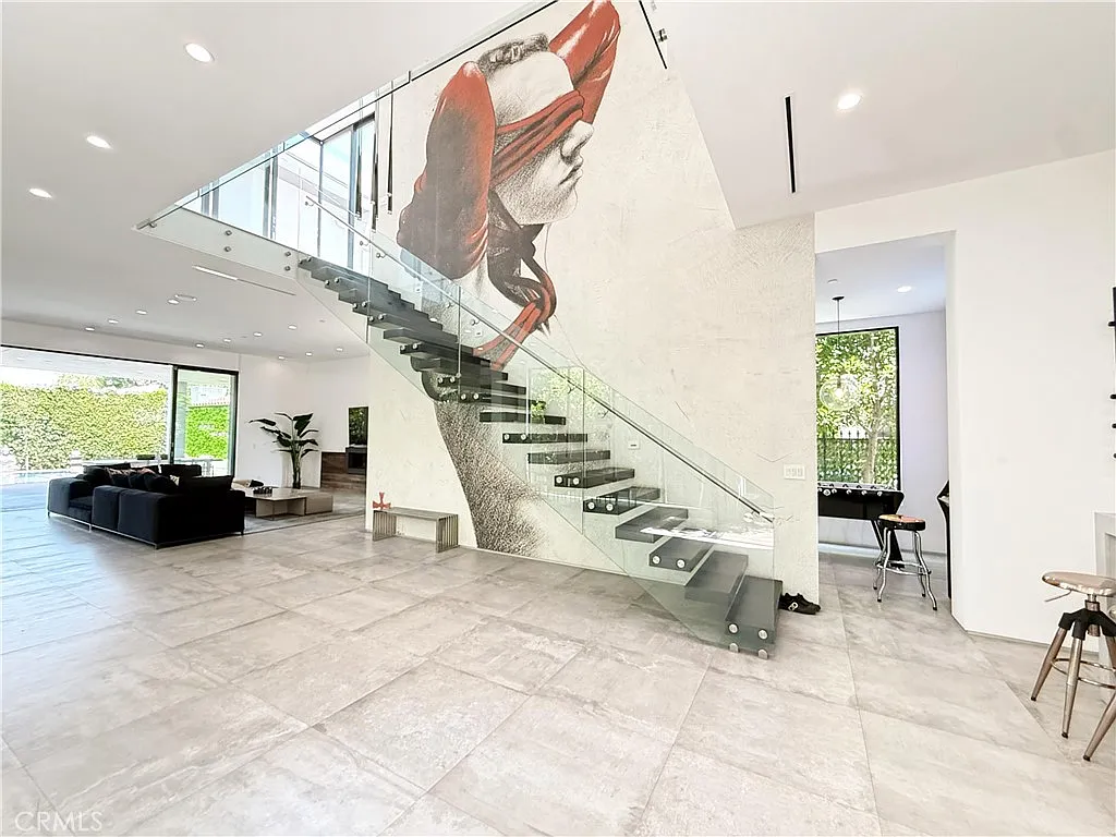 5 bed, 4567 sqft, $42,000 — Photo 2