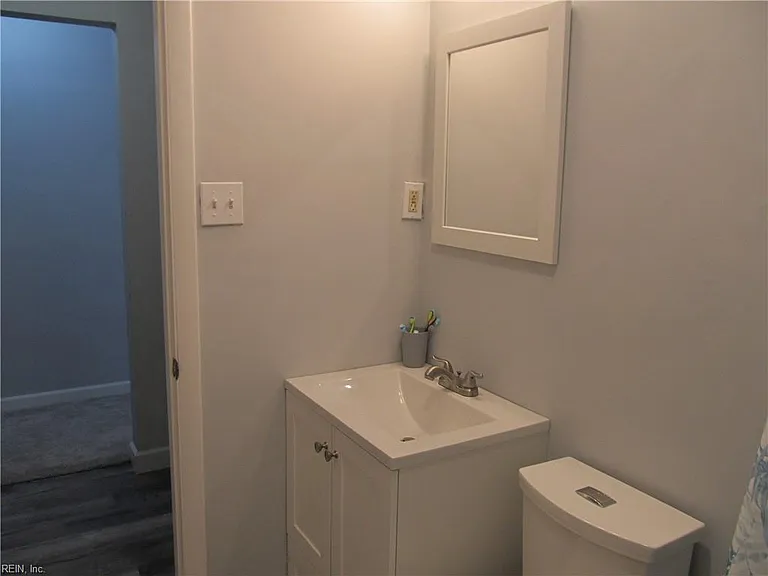 954 Dovercourt Rd — Photo 22