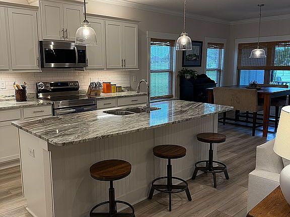 2nd image of 9805 Lakeview Dr