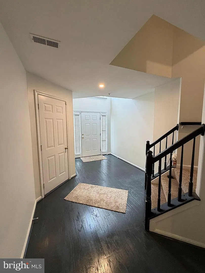 3 bed, 4.0 bath, 1624 sqft, $3,300 — Photo 3