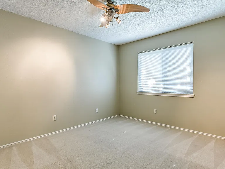 808 Sandhurst Dr — Photo 22