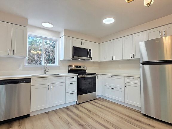 3rd image of 924 - 926 CRESTVIEW Lane