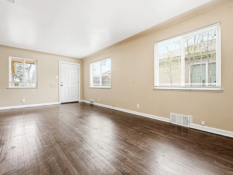 1717 Clinton St — Photo 15