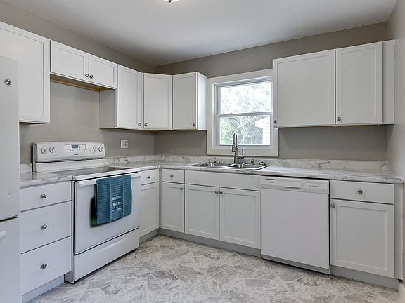 4th image of 215 W Saint Clair St
