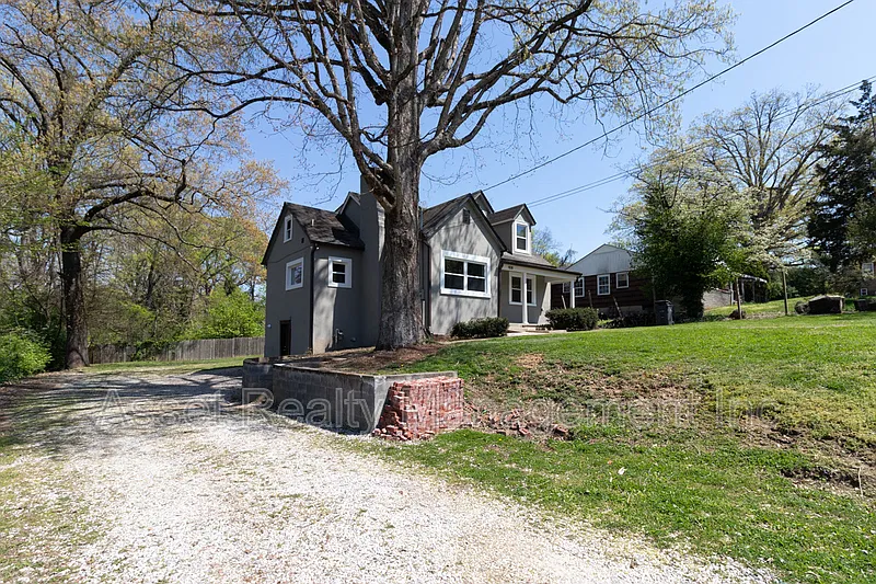 3 bed, 2.0 bath, 1330 sqft, $1,895 — Photo 4