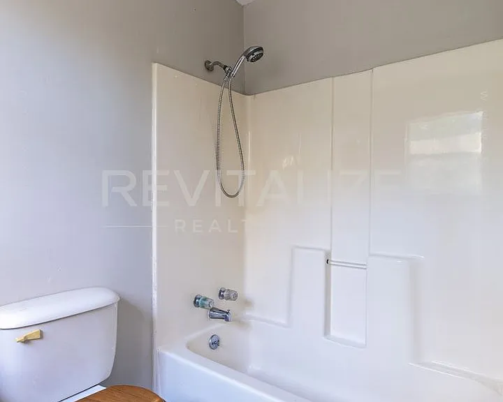 1746 Cody Rd N — Photo 21