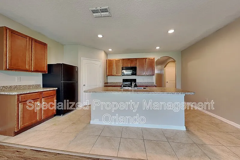 4 bed, 2.0 bath, 1828 sqft, $1,899 — Photo 3