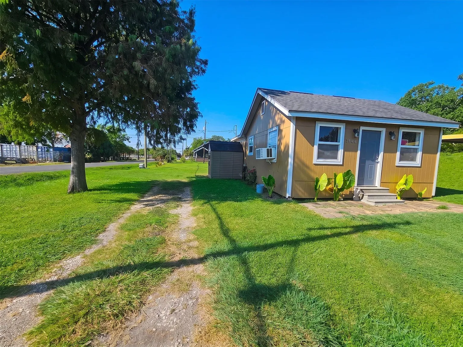 2 bed, 1.0 bath, 640 sqft, $1,200 — Photo 2