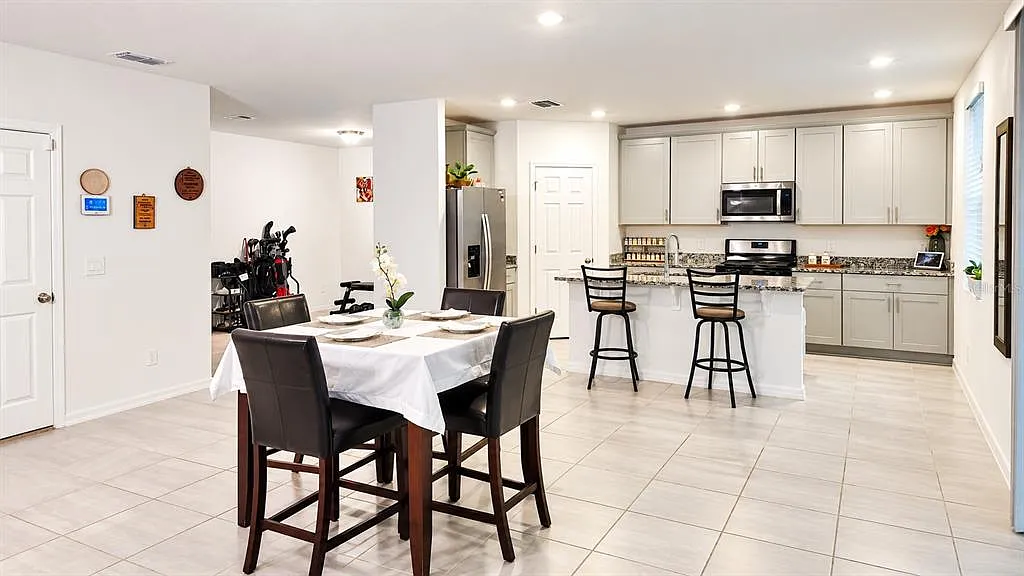 4 bed, 3.0 bath, 2634 sqft, $2,690 — Photo 2