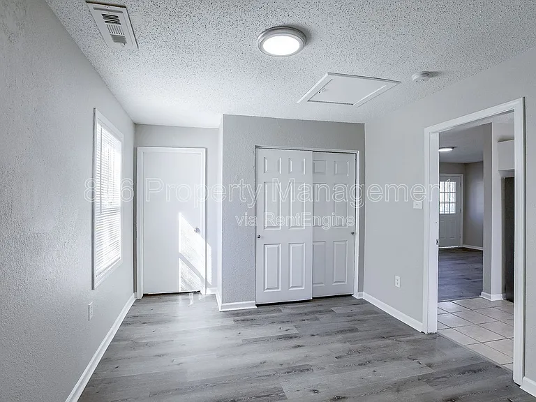11201 Crystal Ave — Photo 9