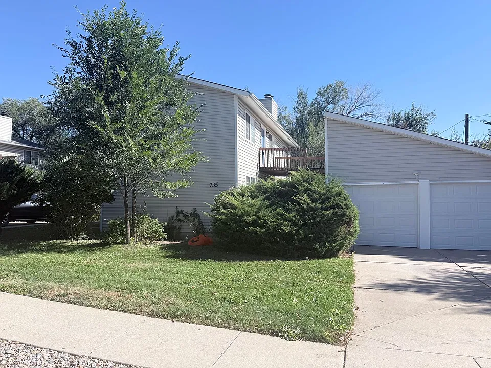 735 Manitou Blvd