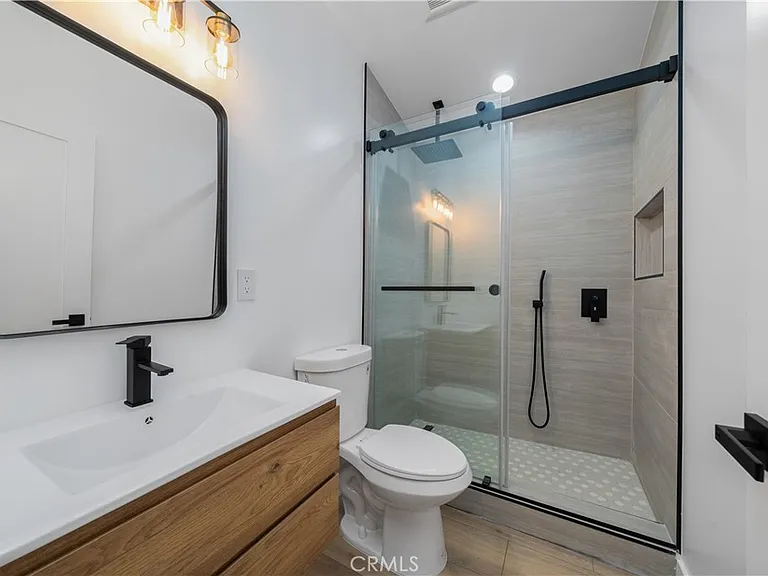 22930 Leadwell St — Photo 11