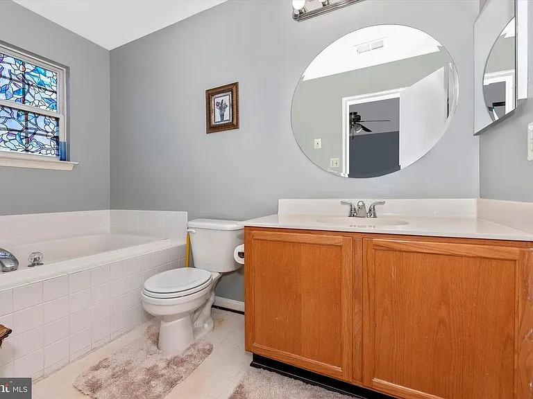 124 Cavenrock Ct — Photo 33