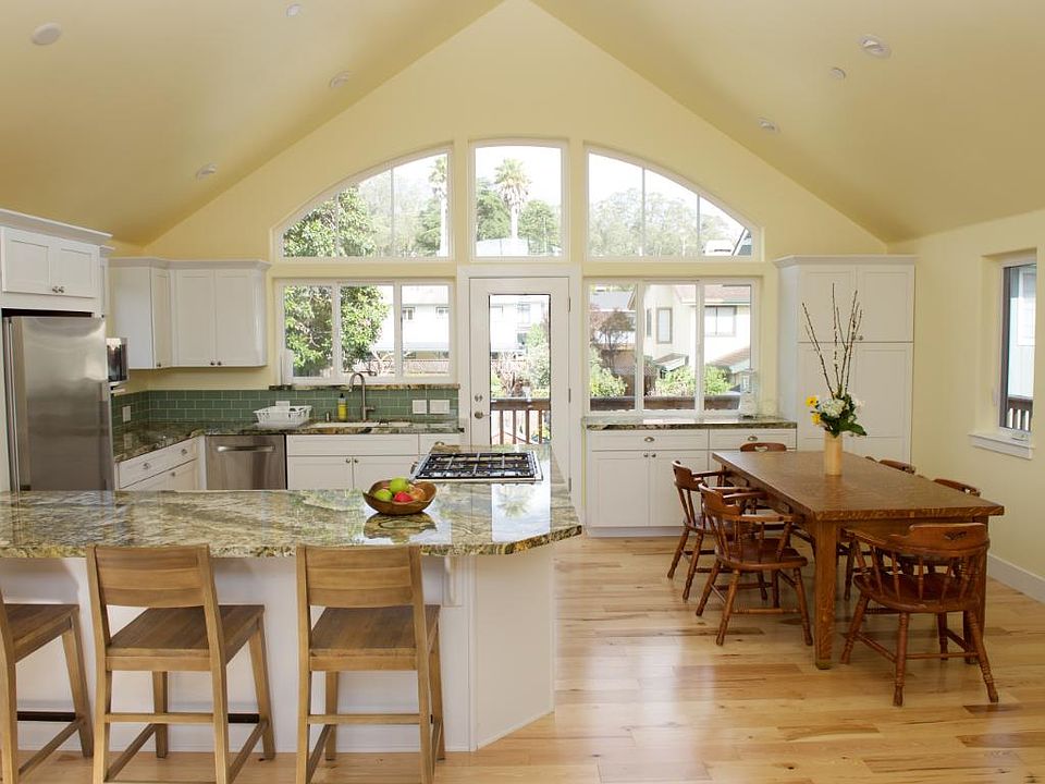 Kitchen / Dining Area (Upstairs)