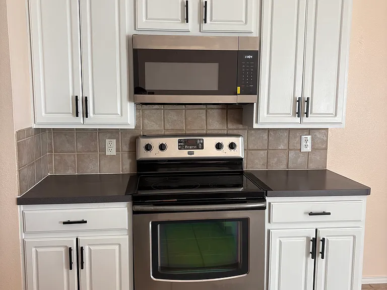 417 Hardwicke Ln — Photo 3